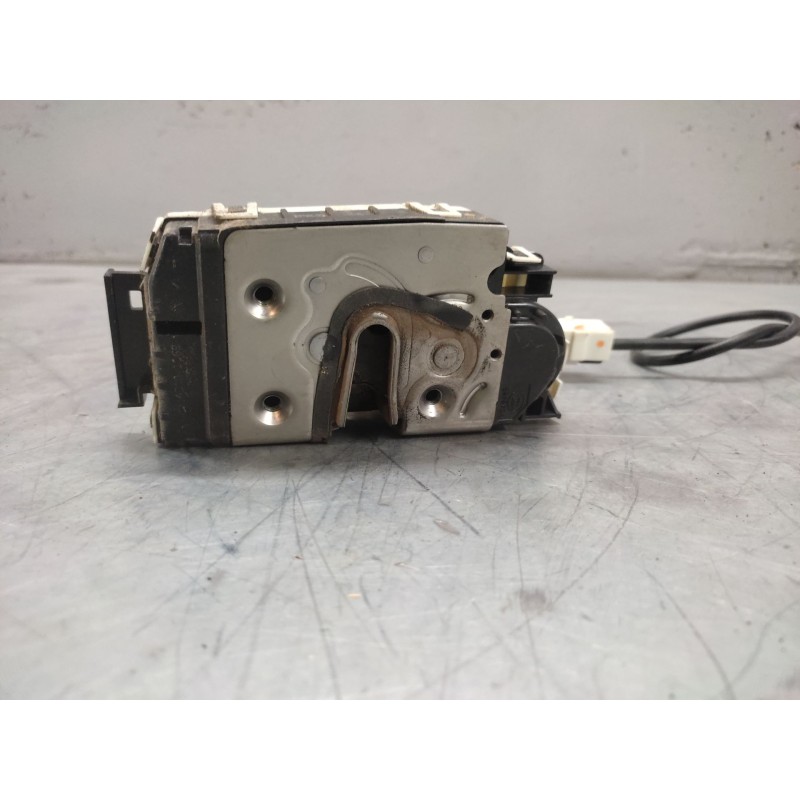 Recambio de cerradura puerta delantera derecha para volkswagen crafter 30-50 furgoneta (2e_) 2.0 tdi referencia OEM IAM A9067201 - Blanco