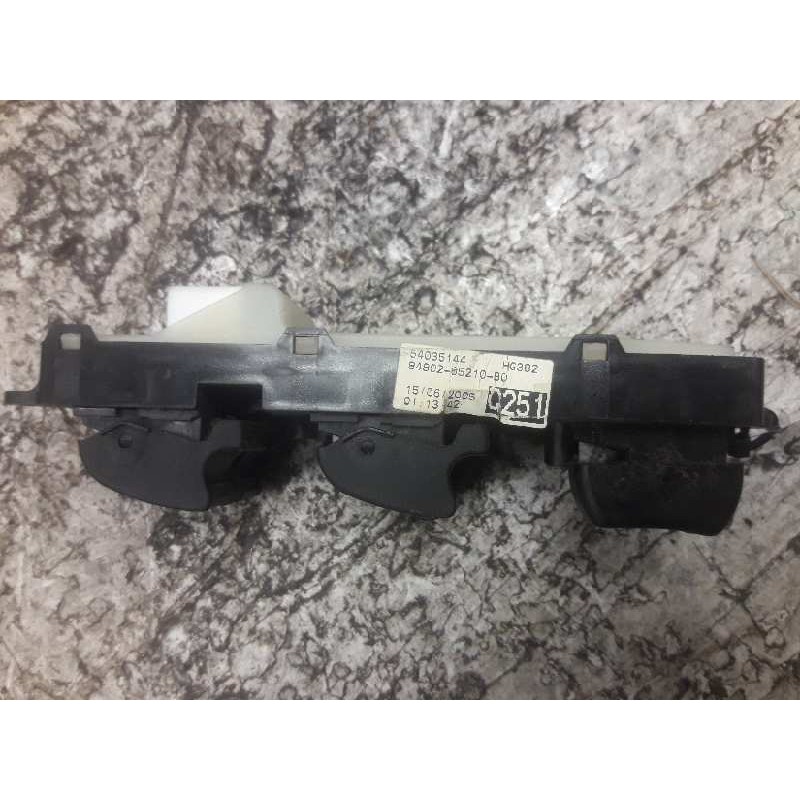 Recambio de mando elevalunas delantero izquierdo para toyota avensis berlina (t25) 2.2 d-4d executive sedán (4-ptas.) referencia - Gris 3