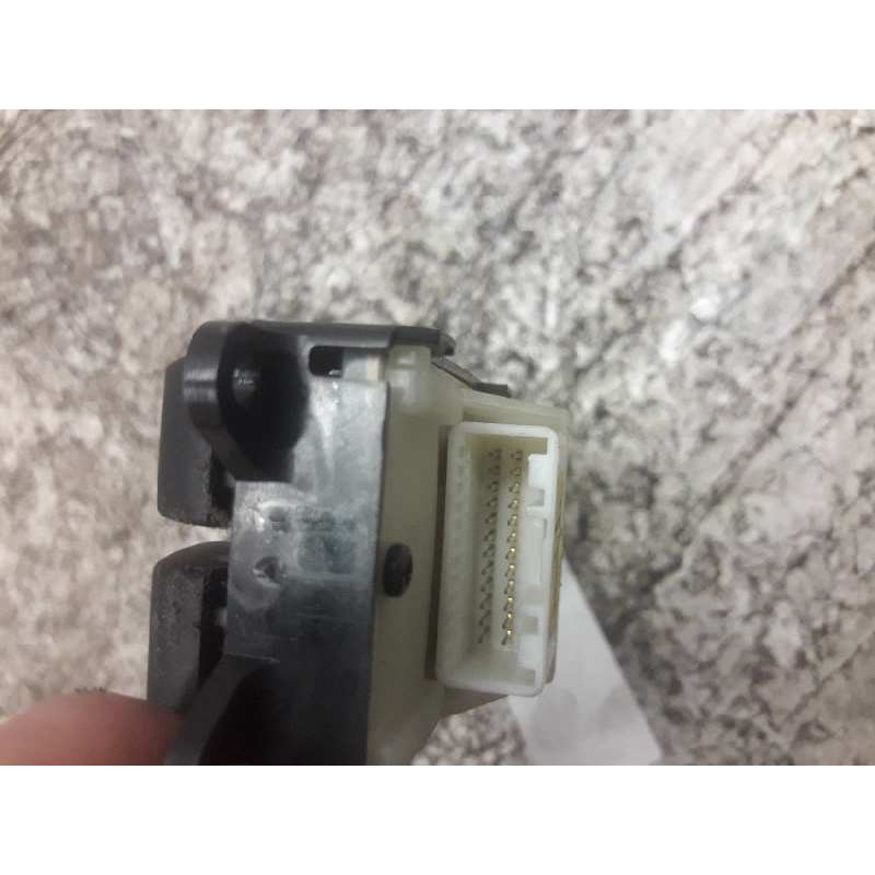 Recambio de mando elevalunas delantero izquierdo para toyota avensis berlina (t25) 2.2 d-4d executive sedán (4-ptas.) referencia - Gris 4
