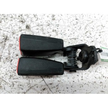 ENGANCHE DE CINTURON TRASERO CENTRAL A613K21AA 