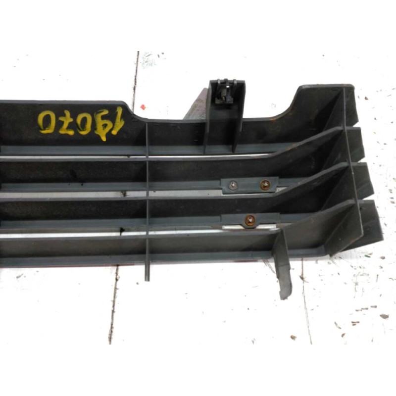 Recambio de rejilla delantera central para citroën c15 re familiale referencia OEM IAM - Blanco 4
