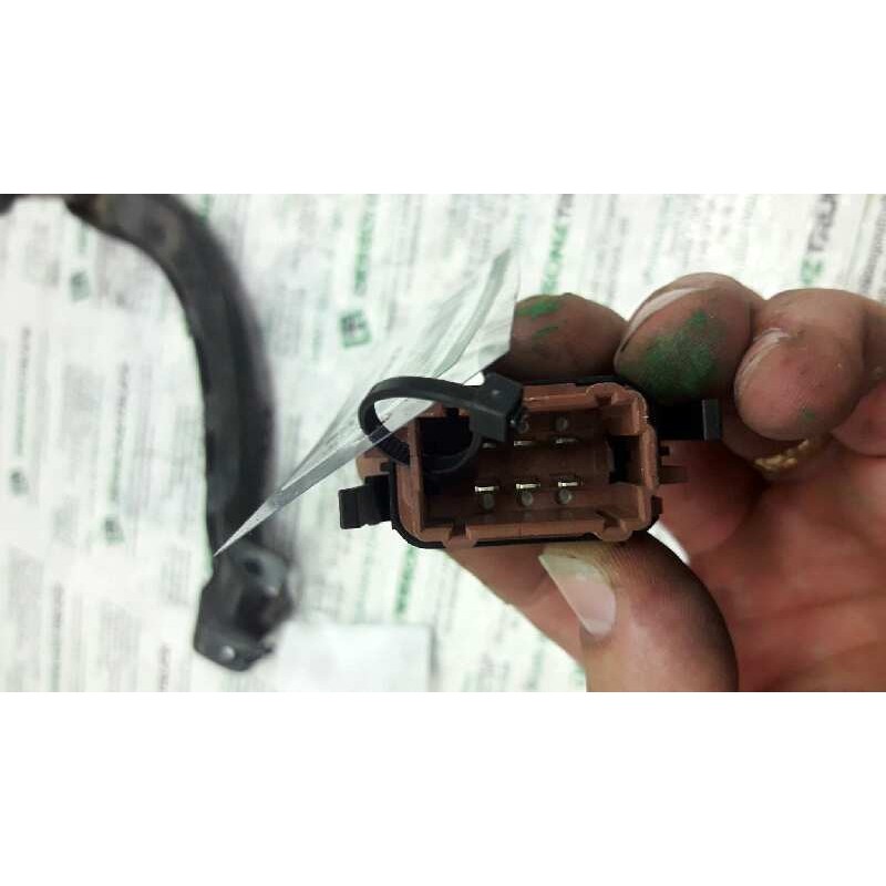 Recambio de boton antivaho para nissan primastar (x83) avantour 7 asientos, batalla corta 2,76t referencia OEM IAM 26488 - Blanco 2