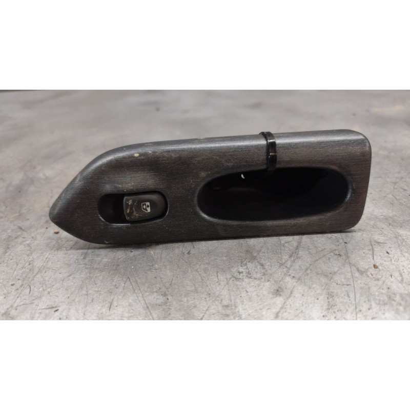 Recambio de mando elevalunas trasero izquierdo para renault laguna (b56) 1.8 16v rt referencia OEM IAM 7701707066  