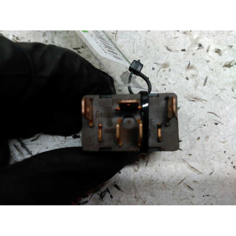 Recambio de mando elevalunas trasero izquierdo para audi 80 avant 2.0 cat (abt) referencia OEM IAM - Blanco 2