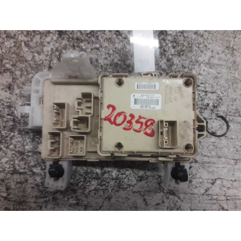Recambio de caja reles / fusibles para toyota corolla verso (r1) 2.0 d-4d luna referencia OEM IAM 892210F010 04101413453801 2