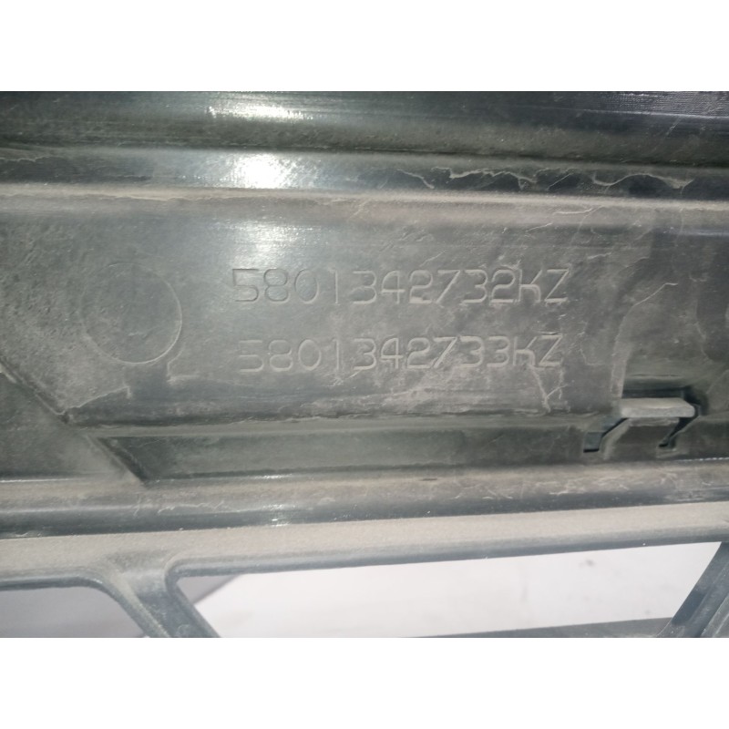 Recambio de rejilla delantera central para iveco daily iv caja/chasis 35c15 referencia OEM IAM 5801342732 - Blanco 2