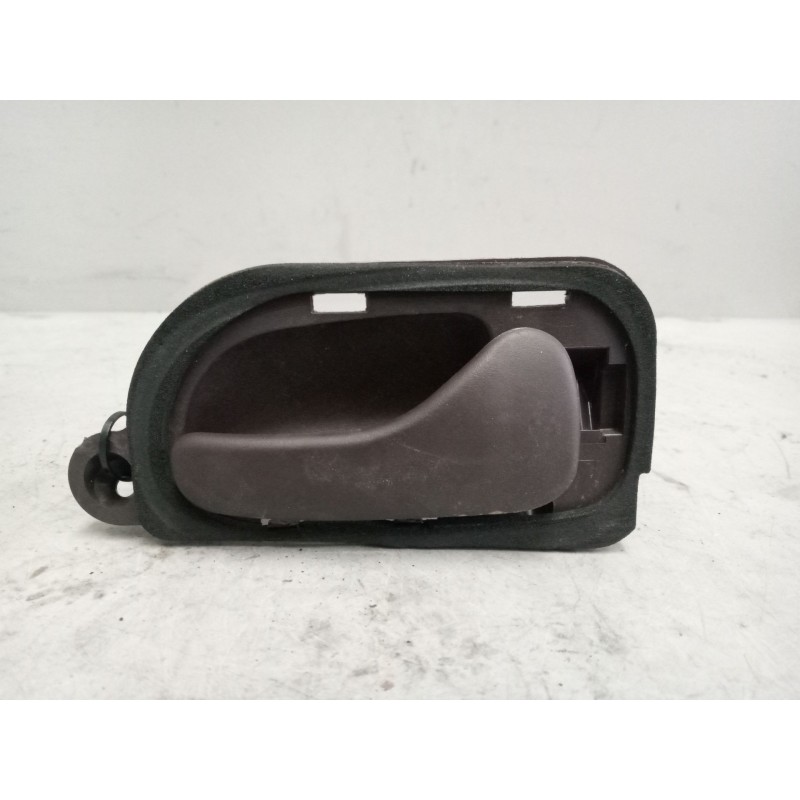 Recambio de maneta interior delantera derecha para renault magnum ab 2005 12.0 diesel referencia OEM IAM 77008165650  