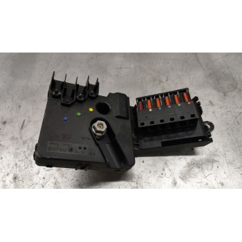 Recambio de caja reles / fusibles para renault trafic combi (ab 4.01) referencia OEM IAM 2119820402  