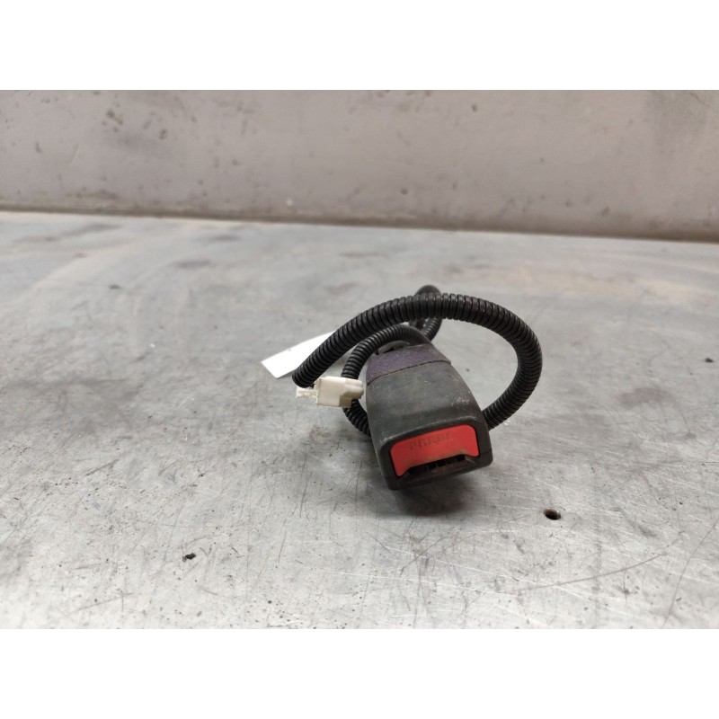Recambio de enganche de cinturon delantero derecho para hyundai i20 city s referencia OEM IAM   