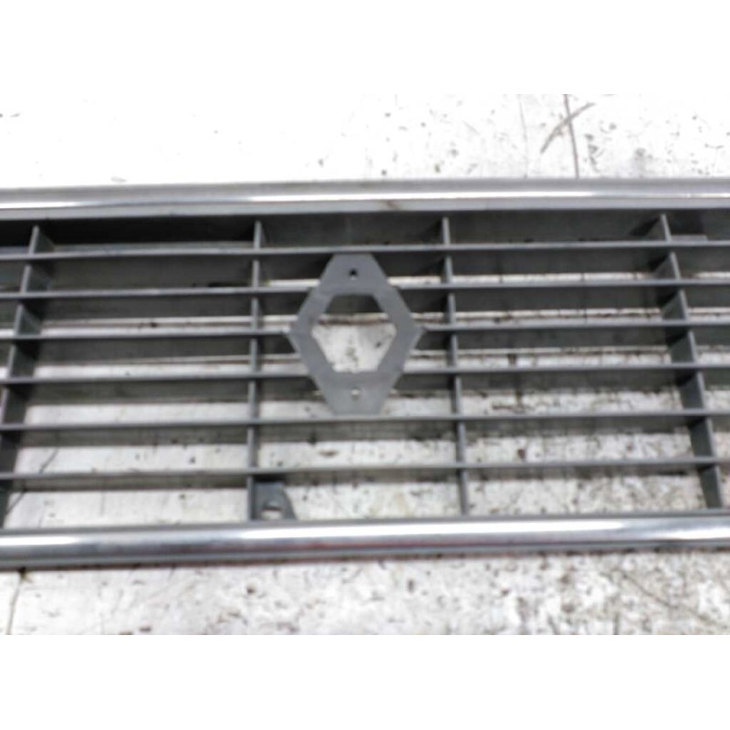 Recambio de rejilla delantera central para renault 6 1.1 gtl referencia OEM IAM 3