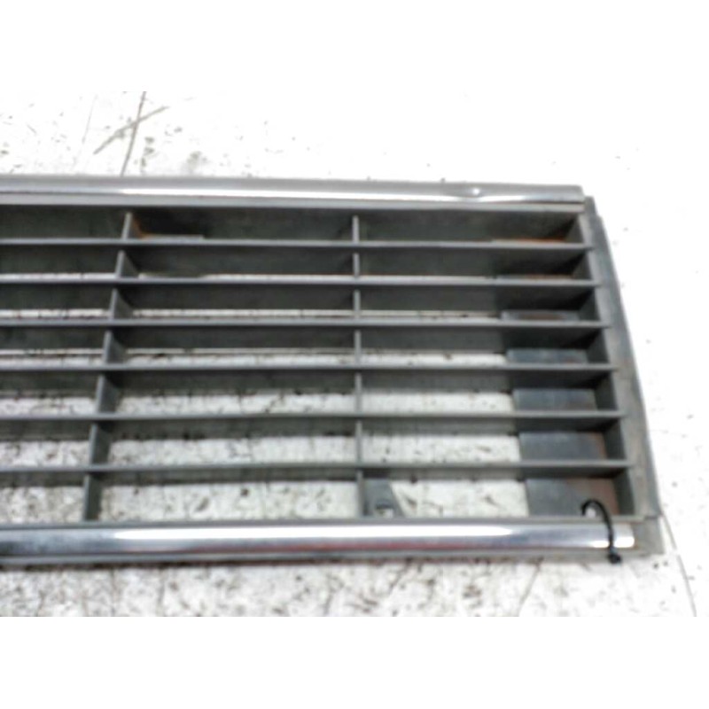 Recambio de rejilla delantera central para renault 6 1.1 gtl referencia OEM IAM 4