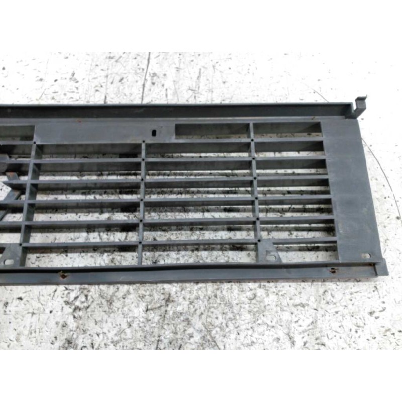 Recambio de rejilla delantera central para renault 6 1.1 gtl referencia OEM IAM 5