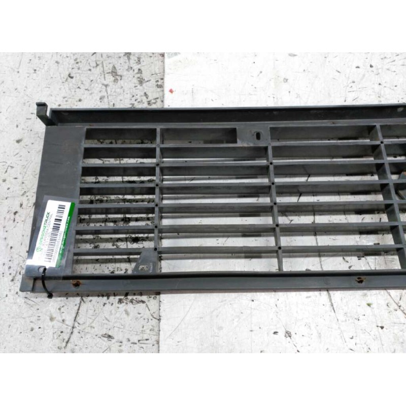 Recambio de rejilla delantera central para renault 6 1.1 gtl referencia OEM IAM 6
