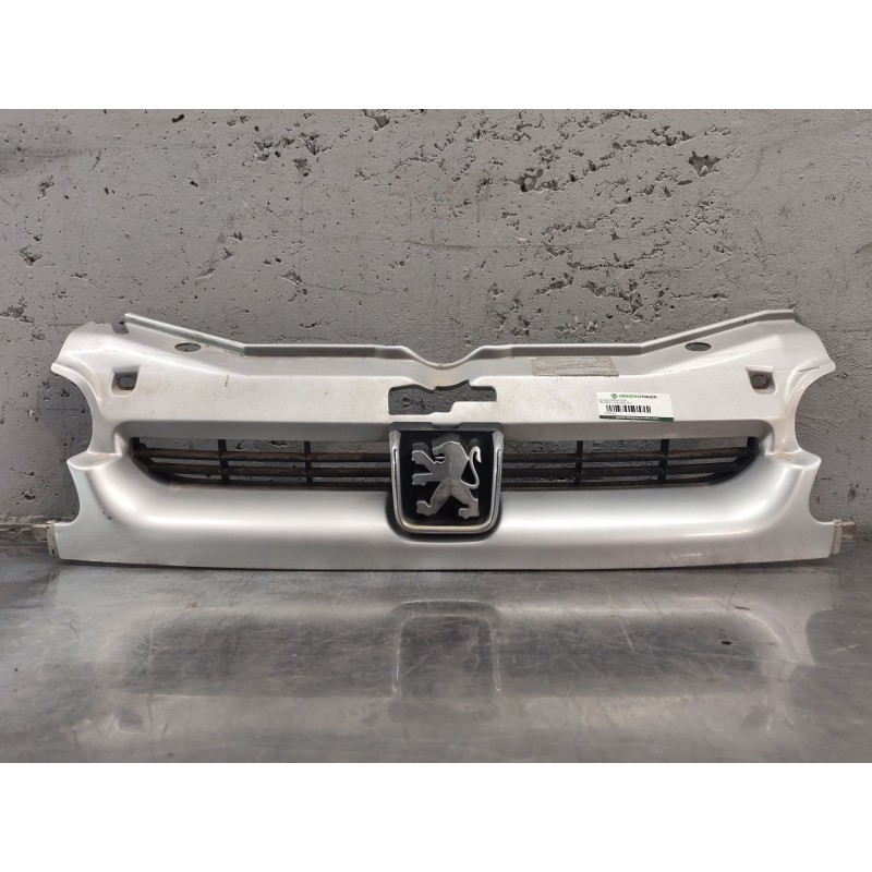 Recambio de rejilla delantera para peugeot partner (s1) combispace referencia OEM IAM   
