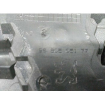 Recambio de rejilla delantera central para peugeot 308 sw confort referencia OEM IAM 9680505177  