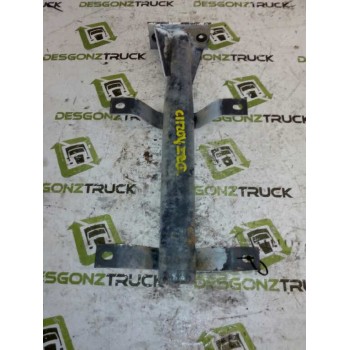 Recambio de soporte para nissan trucks l35.08 ...... referencia OEM IAM  SOPORTE GUARDABARROS DELANTERO IZQUIERDO 