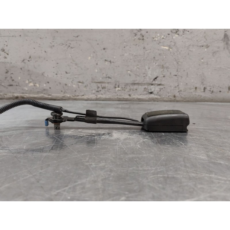 Recambio de enganche de cinturon delantero derecho para kia sportage iv (ql, qle) 1.7 crdi referencia OEM IAM 88840F1000WK 63162 - Blanco