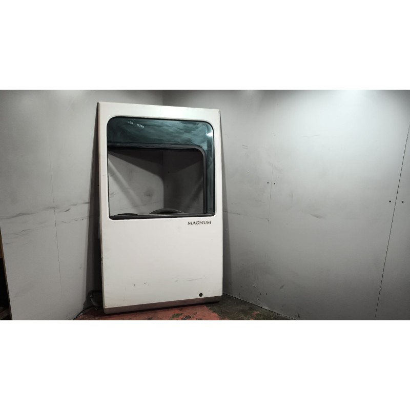 Recambio de puerta delantera izquierda para renault magnum ab 2005 12.8 diesel referencia OEM IAM 7482033226  