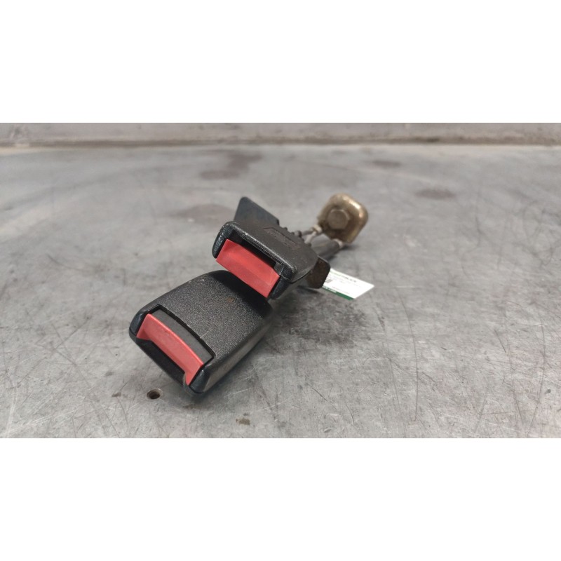 Recambio de enganche de cinturon trasero izquierdo para volkswagen passat berlina (3b2) comfortline referencia OEM IAM 3B0857739