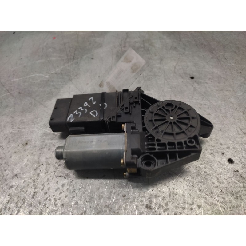 Recambio de motor elevalunas delantero derecho para volkswagen passat berlina (3b3) referencia OEM IAM 0130821694  105415301 2