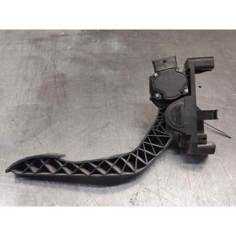 Recambio de pedal acelerador para iveco daily config. paquetería cabina simple 35s... batalla 3750 referencia OEM IAM 0281002632 - Blanco
