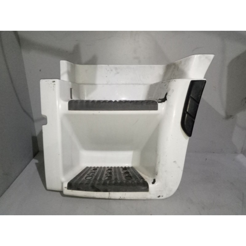 Recambio de peldaño izquierdo para iveco stralis (as) 12.9 diesel referencia OEM IAM 504136555  
