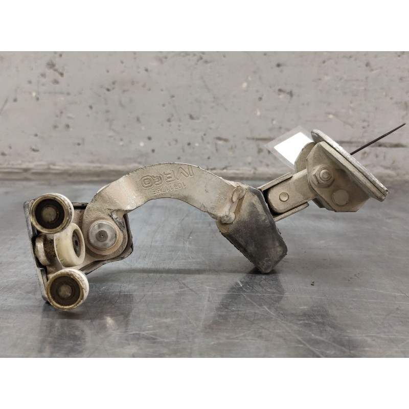 Recambio de bisagra puerta corredera para iveco daily config. paquetería cabina simple 35s... batalla 3750 referencia OEM IAM - Blanco