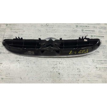 Recambio de rejilla delantera central para citroën saxo 1.5 diesel referencia OEM IAM 9636013080  