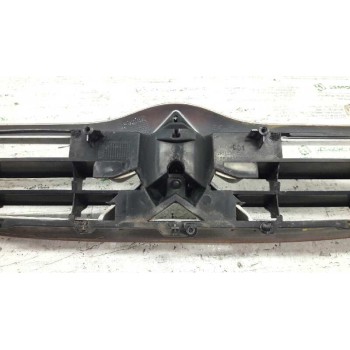 Recambio de rejilla delantera central para citroën saxo 1.5 diesel referencia OEM IAM 9636013080  