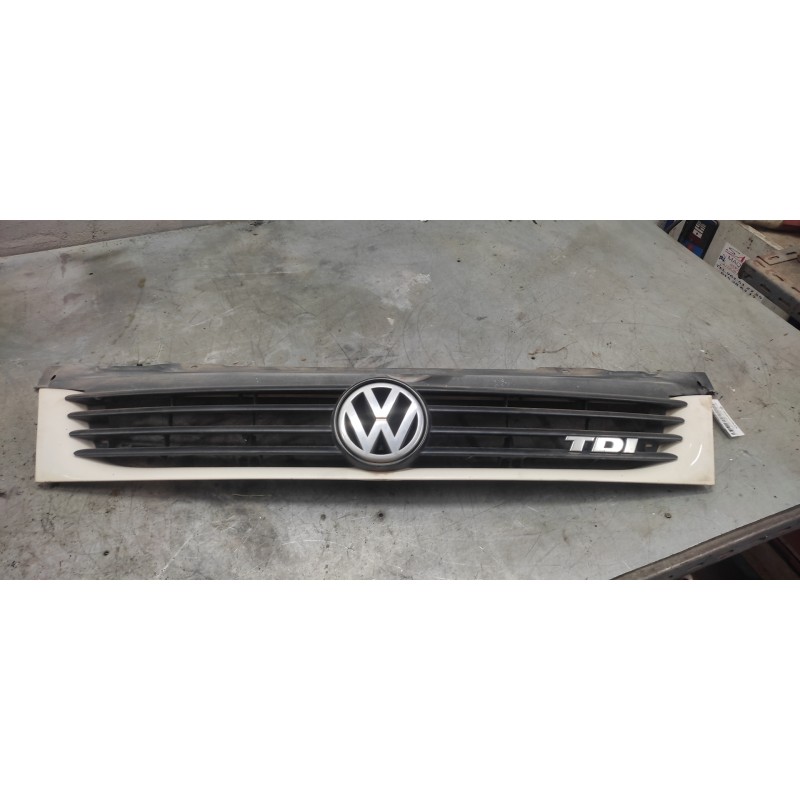 Recambio de rejilla delantera central para volkswagen t4 bus (mod. 1991) 2.5 tdi referencia OEM IAM   