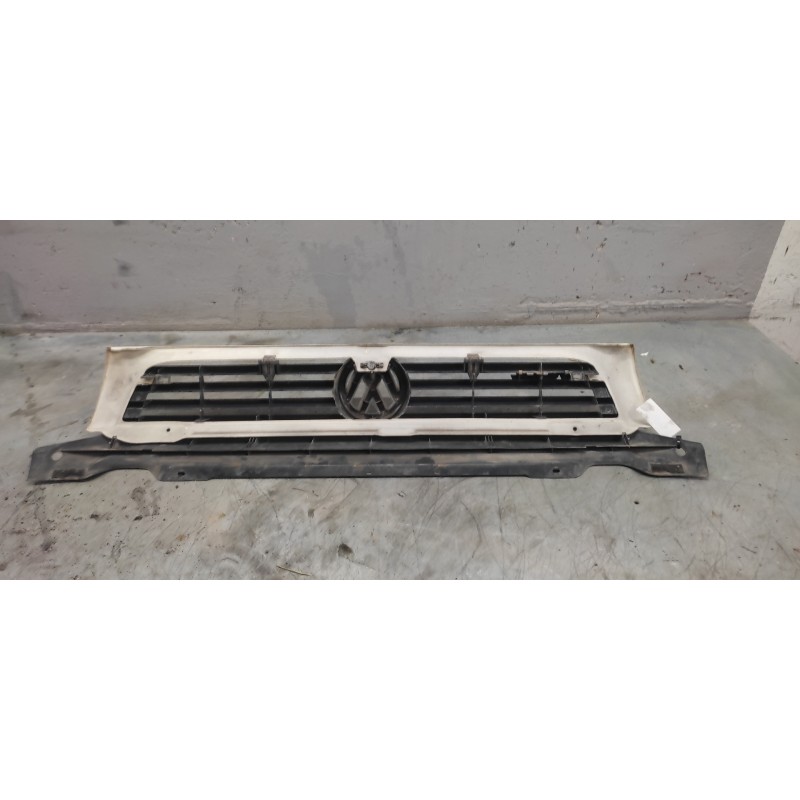 Recambio de rejilla delantera central para volkswagen t4 bus (mod. 1991) 2.5 tdi referencia OEM IAM 3