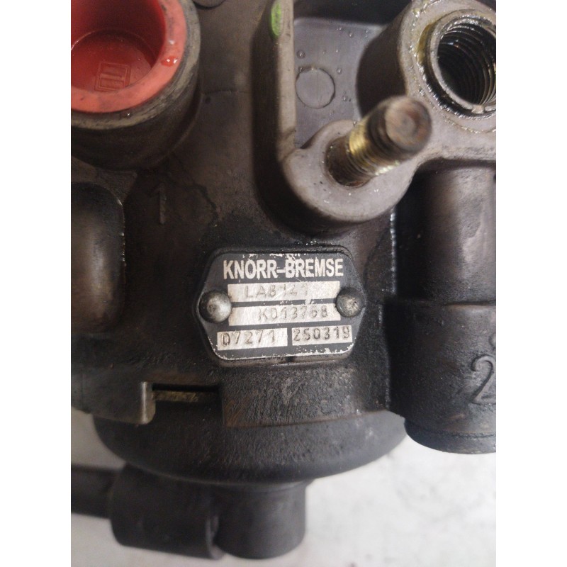 Recambio de valvula aire para iveco eurocargo 3.9 diesel referencia OEM IAM LA8141 K013768 VALVULA SECADORA - Blanco 2