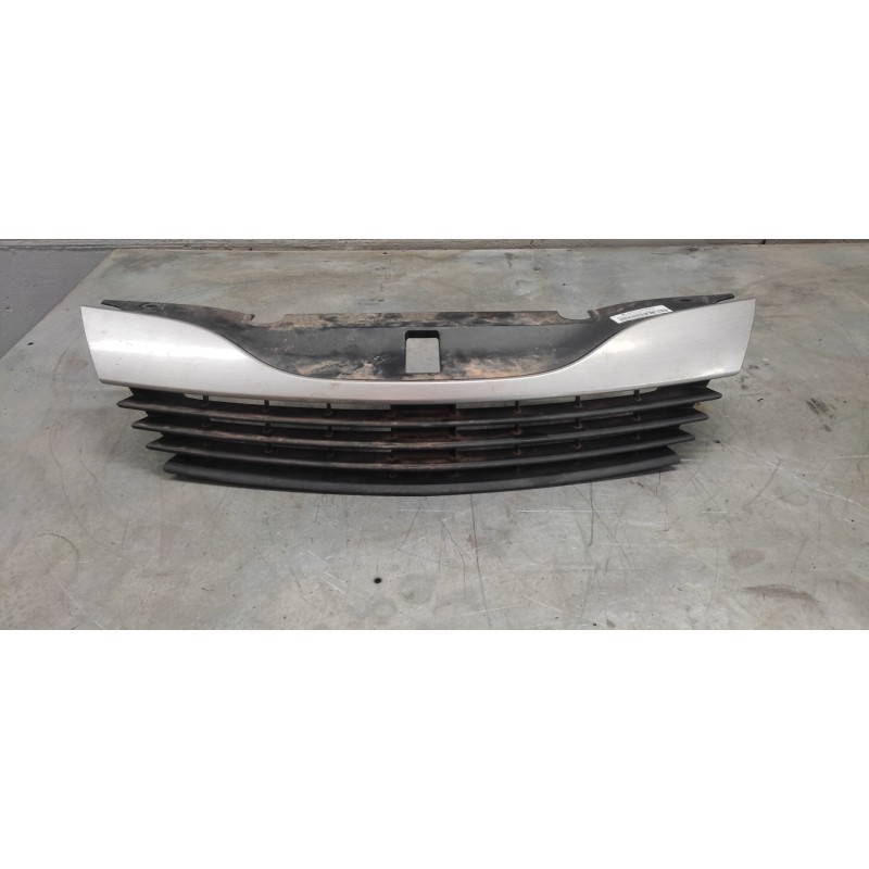 Recambio de rejilla delantera central para renault laguna ii (bg0) expression referencia OEM IAM - Gris 2
