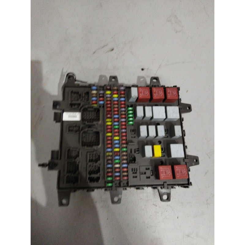 Recambio de caja reles / fusibles para renault midlum fg 190.08 e5 corto referencia OEM IAM 7421079590  7421899301 - Blanco
