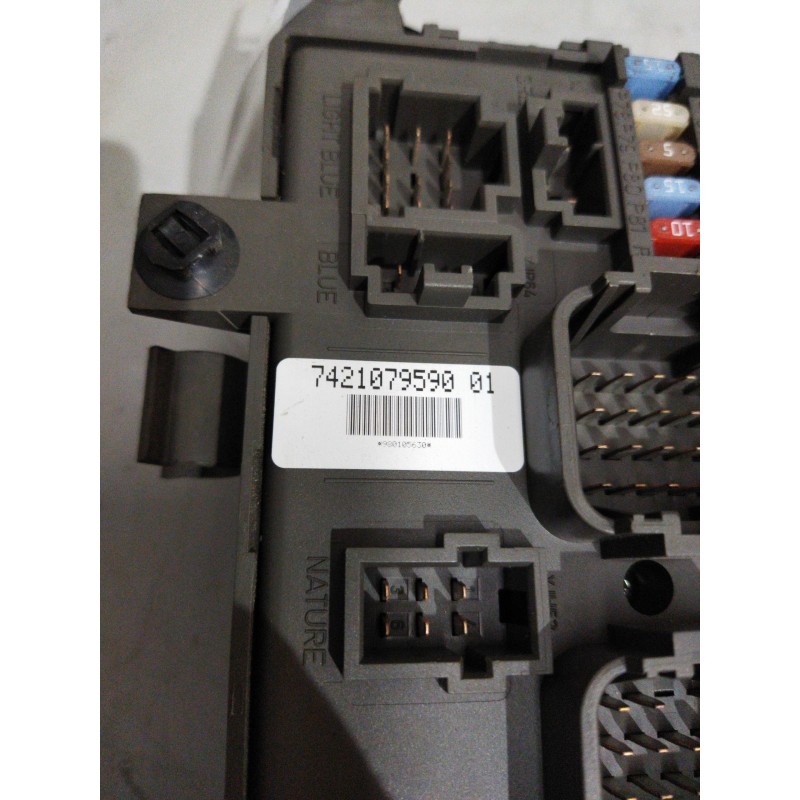 Recambio de caja reles / fusibles para renault midlum fg 190.08 e5 corto referencia OEM IAM 7421079590  7421899301 - Blanco 2