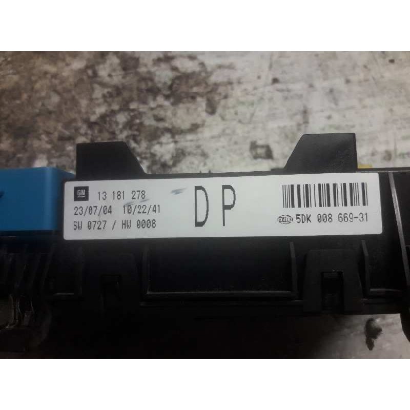 Recambio de caja reles / fusibles para opel astra h ber. cosmo referencia OEM IAM 13181278 5DK00866931 2