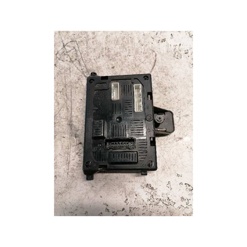 Recambio de caja reles / fusibles para renault clio iii 1.2 16v referencia OEM IAM 8200652284 80543305 2