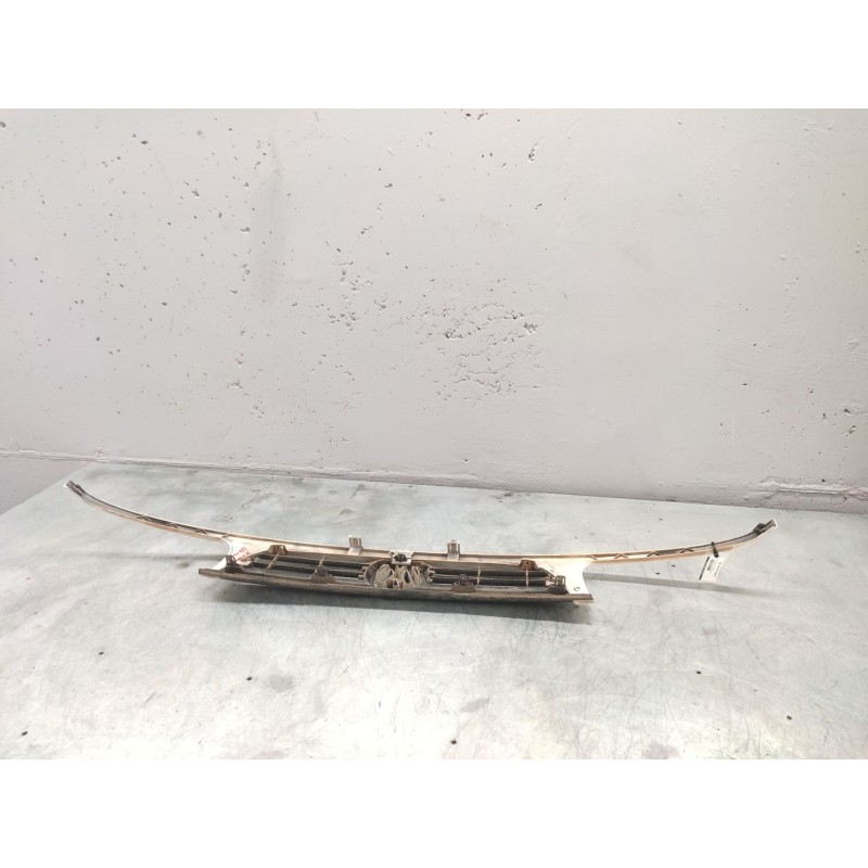 Recambio de rejilla delantera central para volkswagen polo berlina (6n1) básico referencia OEM IAM - Blanco 2