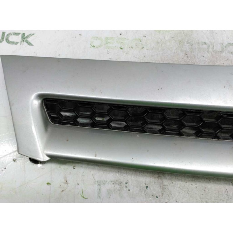Recambio de rejilla delantera central para toyota corolla verso (r1) 1.8 luna referencia OEM IAM 531110F020 2