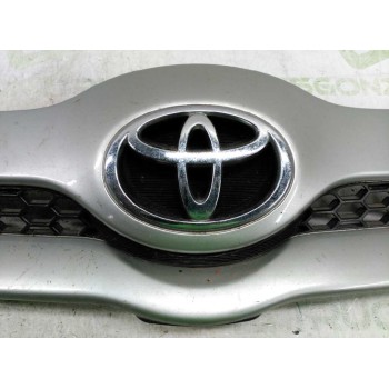 Recambio de rejilla delantera central para toyota corolla verso (r1) 1.8 luna referencia OEM IAM 531110F020  