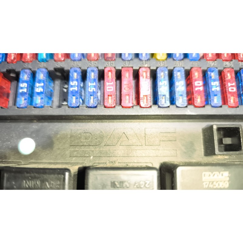 Recambio de caja reles / fusibles para daf serie xf105.460 12.9 diesel referencia OEM IAM 1674870 - Blanco 2
