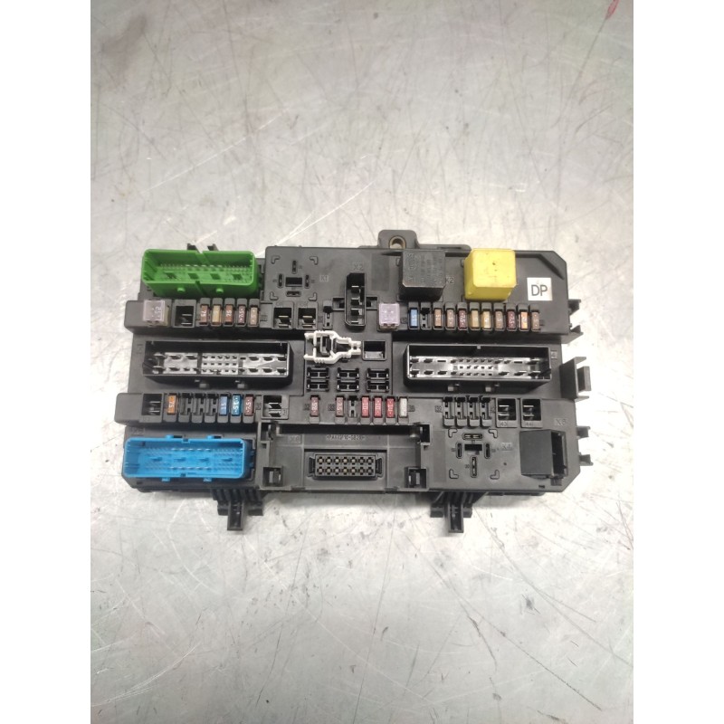 Recambio de caja reles / fusibles para opel astra h berlina 1.7 16v cdti referencia OEM IAM 13181278  