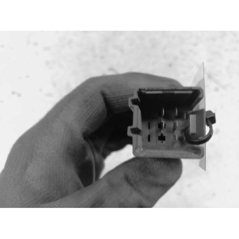 Recambio de boton antivaho para peugeot expert kombi confort acristaldo (5 asientos) referencia OEM IAM - Blanco 3