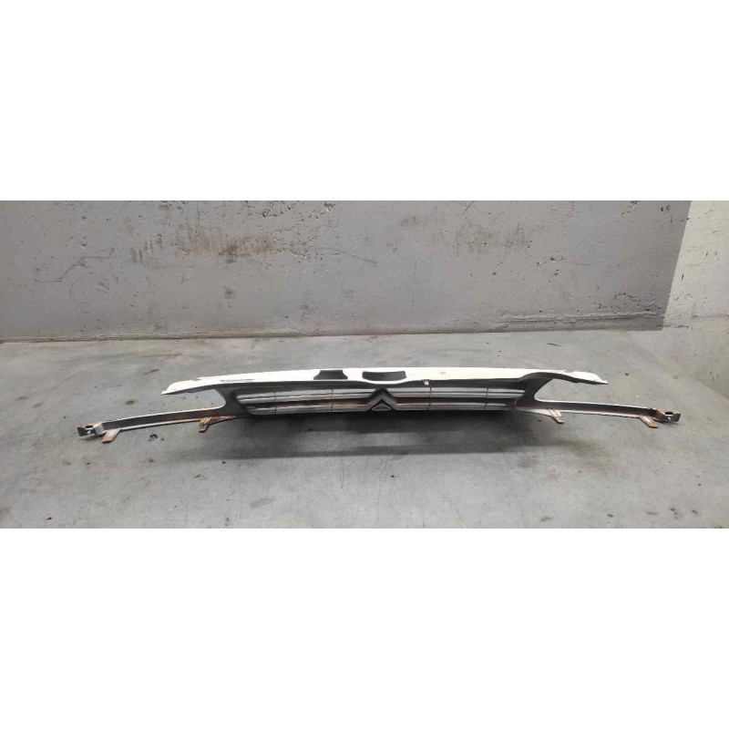 Recambio de rejilla delantera central para citroën saxo 1.1 x referencia OEM IAM - Blanco 2