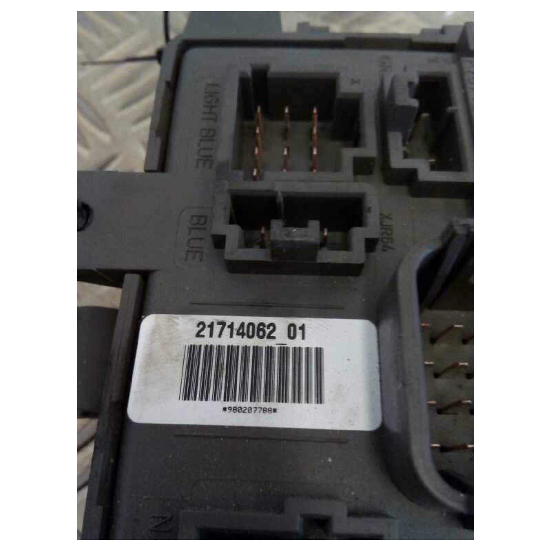 Recambio de caja reles / fusibles para renault premium route 2006 fas 4x2 larga distancia referencia OEM IAM 2171406201 529262F0 - Blanco 2