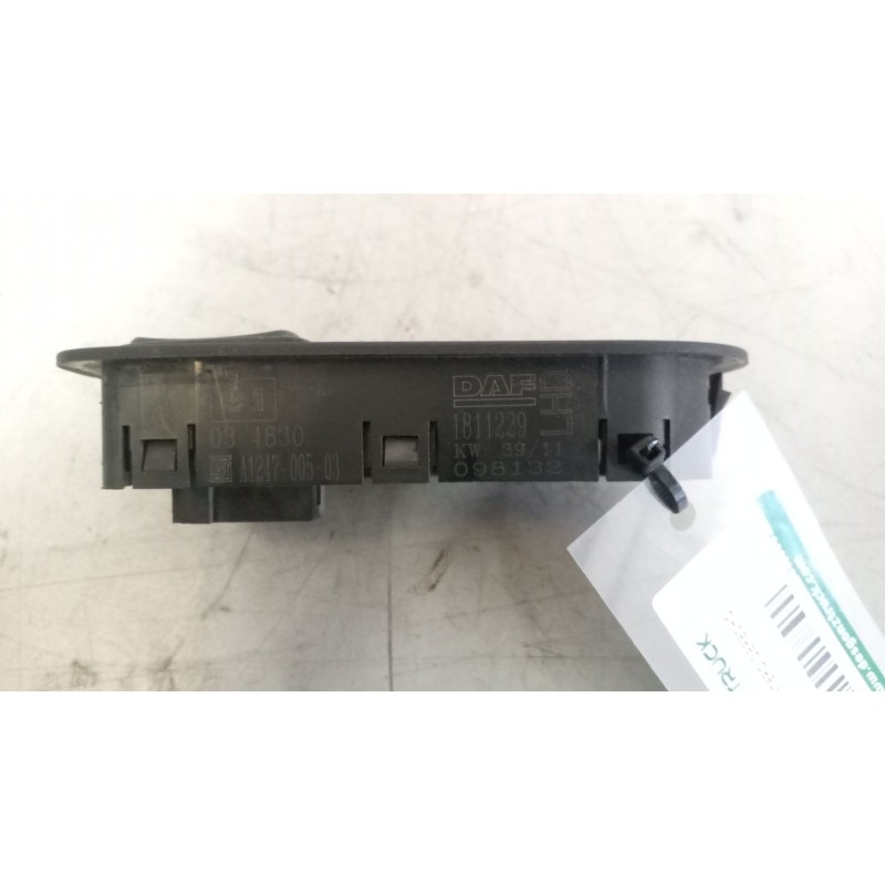Recambio de mando elevalunas delantero derecho para daf serie xf105.460 12.9 diesel referencia OEM IAM 1811229 - Blanco 2