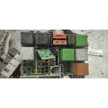 Recambio de caja reles / fusibles para opel corsa c club referencia OEM IAM 13109962  