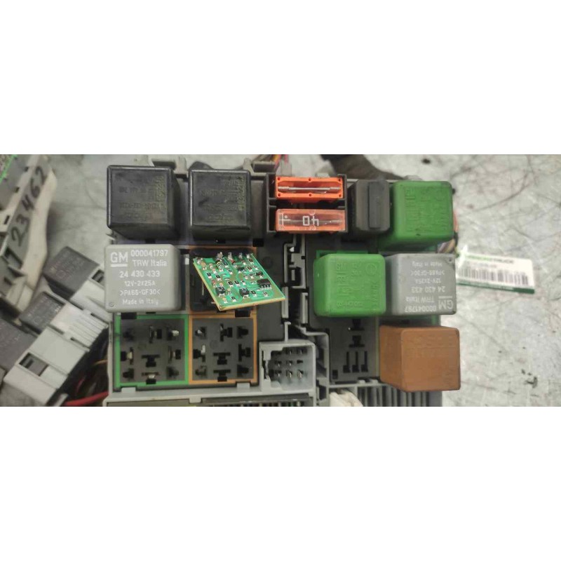 Recambio de caja reles / fusibles para opel corsa c club referencia OEM IAM 13109962 - Blanco 2