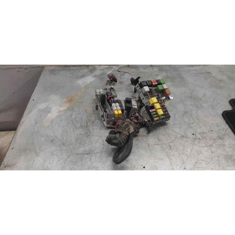 Recambio de caja reles / fusibles para opel corsa c club referencia OEM IAM 13109962 - Blanco 3