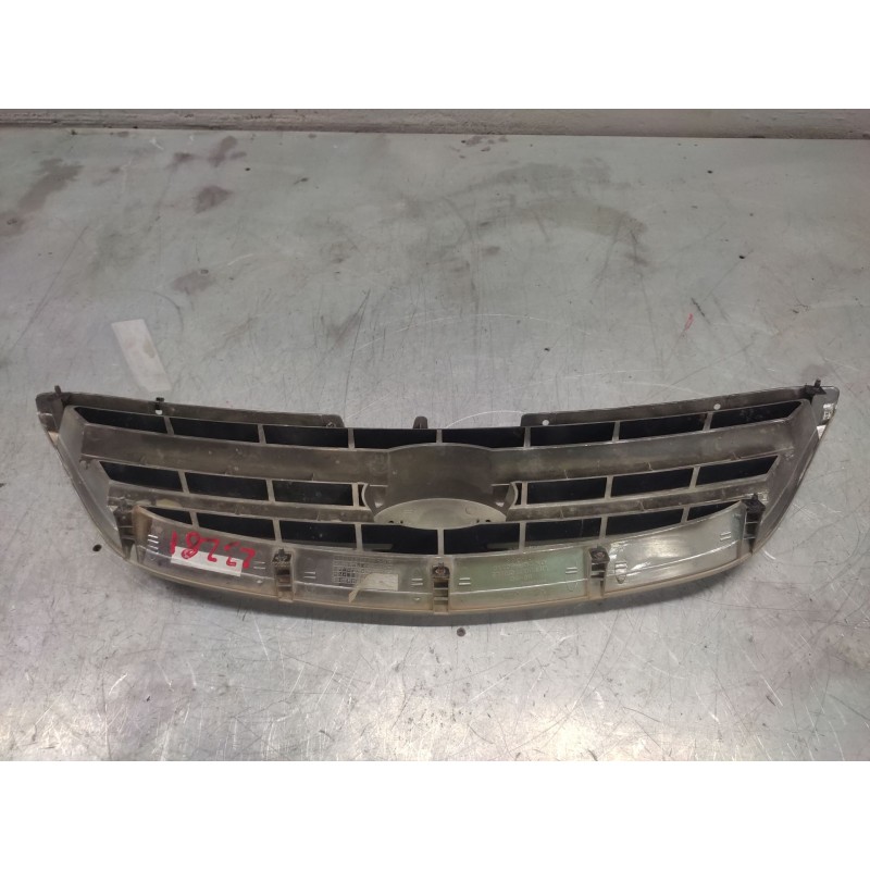 Recambio de rejilla delantera central para kia carens 2.0 crdi ex monovolumen referencia OEM IAM 2